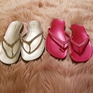 2 pairs of flip flops